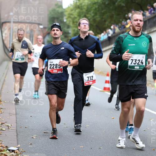 05.10.2025 - 20. swb-Marathon Bremen Michael Strokosch http://msf.ph/oto/9220808 05.10.2025 12:50:55 Laufen 8281, 2285, 12, 7324, 8961 meine-sportfotos.de