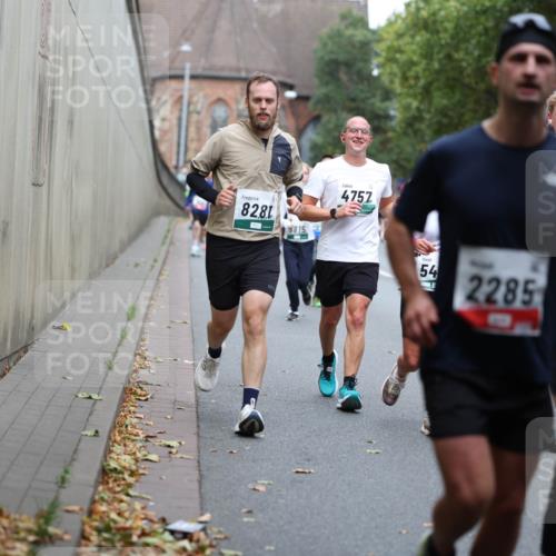 05.10.2025 - 20. swb-Marathon Bremen Michael Strokosch http://msf.ph/oto/9220813 05.10.2025 12:50:56 Laufen 8281, 8815, 4757, 54, 2285 meine-sportfotos.de