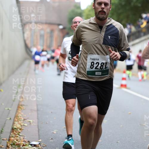 05.10.2025 - 20. swb-Marathon Bremen Michael Strokosch http://msf.ph/oto/9220820 05.10.2025 12:50:58 Laufen 8281, 5446, 09729 meine-sportfotos.de