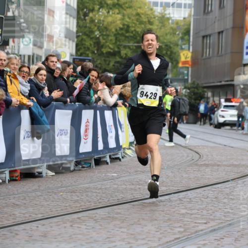 05.10.2025 - 20. swb-Marathon Bremen Strokosch-Dieckow http://msf.ph/oto/9220821 05.10.2025 10:36:52 Ziel 9429, 9833 meine-sportfotos.de