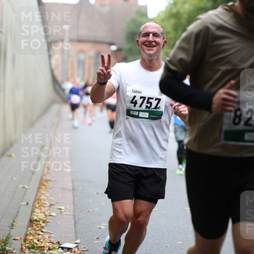 05.10.2025 - 20. swb-Marathon Bremen Michael Strokosch http://msf.ph/oto/9220822 05.10.2025 12:50:59 Laufen 4757, 09728, 828 meine-sportfotos.de