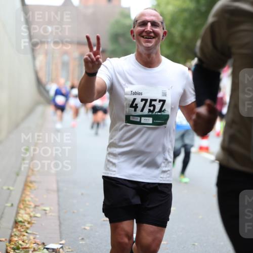 05.10.2025 - 20. swb-Marathon Bremen Michael Strokosch http://msf.ph/oto/9220823 05.10.2025 12:50:59 Laufen 4757, 09728, 8281 meine-sportfotos.de