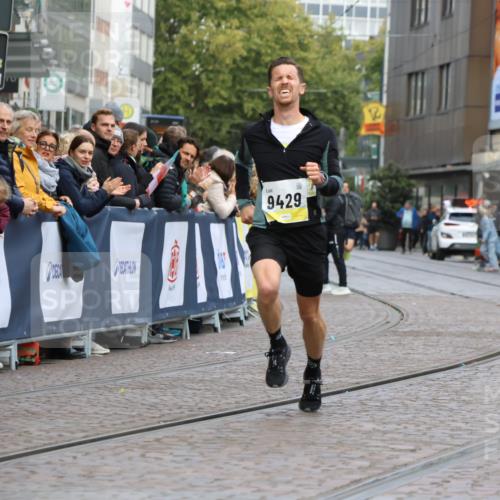 05.10.2025 - 20. swb-Marathon Bremen Strokosch-Dieckow http://msf.ph/oto/9220833 05.10.2025 10:36:52 Ziel 9429, 9833 meine-sportfotos.de