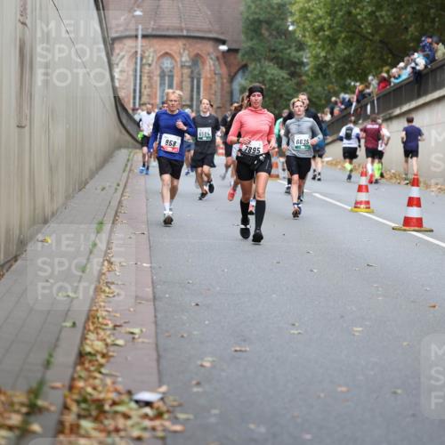 05.10.2025 - 20. swb-Marathon Bremen Michael Strokosch http://msf.ph/oto/9220834 05.10.2025 12:51:03 Laufen 858, 6584, 7895, 6635, 6 meine-sportfotos.de