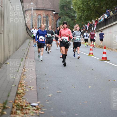 05.10.2025 - 20. swb-Marathon Bremen Michael Strokosch http://msf.ph/oto/9220836 05.10.2025 12:51:03 Laufen 858, 6584, 7895, 6635 meine-sportfotos.de
