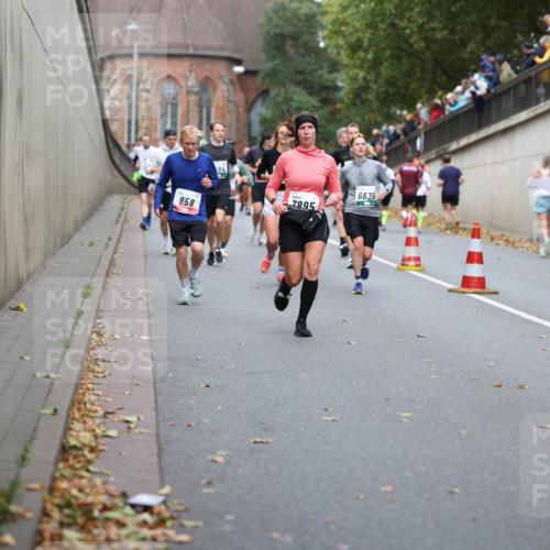05.10.2025 - 20. swb-Marathon Bremen Michael Strokosch http://msf.ph/oto/9220837 05.10.2025 12:51:03 Laufen 858, 84, 7895, 6635 meine-sportfotos.de