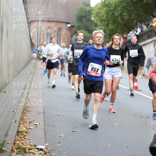 05.10.2025 - 20. swb-Marathon Bremen Michael Strokosch http://msf.ph/oto/9220844 05.10.2025 12:51:06 Laufen 658, 858, 4241, 630, 535, 7895 meine-sportfotos.de
