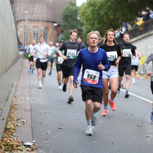 05.10.2025 - 20. swb-Marathon Bremen Michael Strokosch http://msf.ph/oto/9220845 05.10.2025 12:51:07 Laufen 6584, 858, 241, 9305, 6635 meine-sportfotos.de