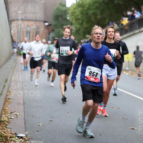 05.10.2025 - 20. swb-Marathon Bremen Michael Strokosch http://msf.ph/oto/9220846 05.10.2025 12:51:07 Laufen 6586, 858, 6635 meine-sportfotos.de