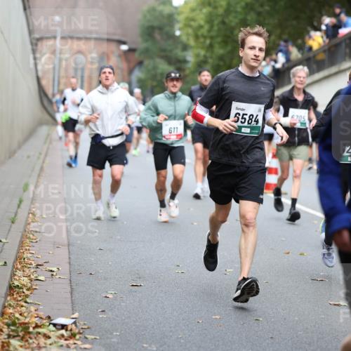 05.10.2025 - 20. swb-Marathon Bremen Michael Strokosch http://msf.ph/oto/9220847 05.10.2025 12:51:08 Laufen 611, 5584, 6705, 17, 858 meine-sportfotos.de