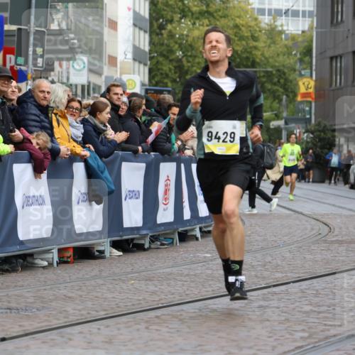 05.10.2025 - 20. swb-Marathon Bremen Strokosch-Dieckow http://msf.ph/oto/9220856 05.10.2025 10:36:52 Ziel 9429, 9833 meine-sportfotos.de