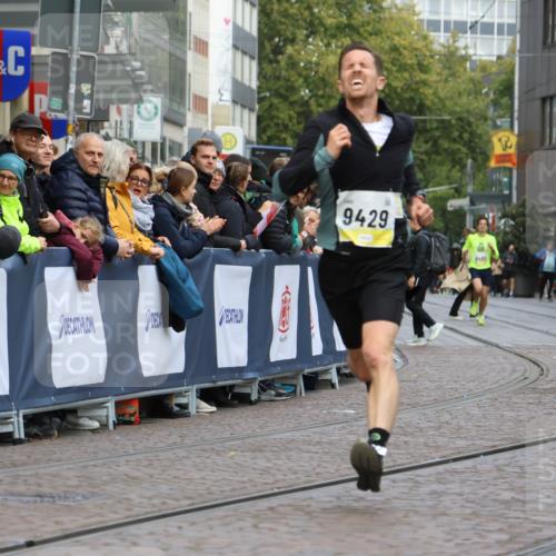 05.10.2025 - 20. swb-Marathon Bremen Strokosch-Dieckow http://msf.ph/oto/9220859 05.10.2025 10:36:52 Ziel 9429, 9833 meine-sportfotos.de