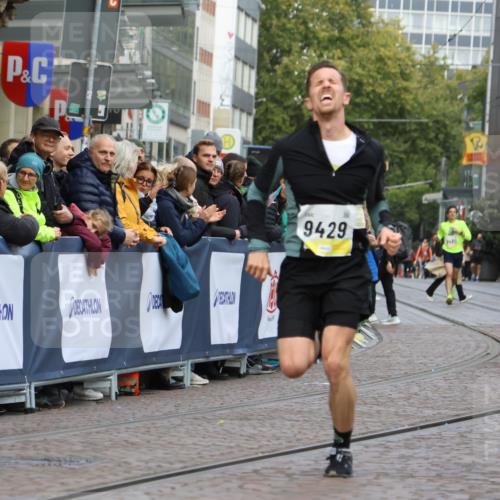 05.10.2025 - 20. swb-Marathon Bremen Strokosch-Dieckow http://msf.ph/oto/9220864 05.10.2025 10:36:53 Ziel 9429 meine-sportfotos.de