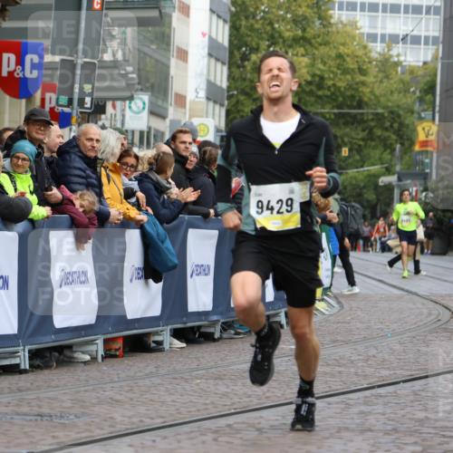 05.10.2025 - 20. swb-Marathon Bremen Strokosch-Dieckow http://msf.ph/oto/9220867 05.10.2025 10:36:53 Ziel 9429 meine-sportfotos.de