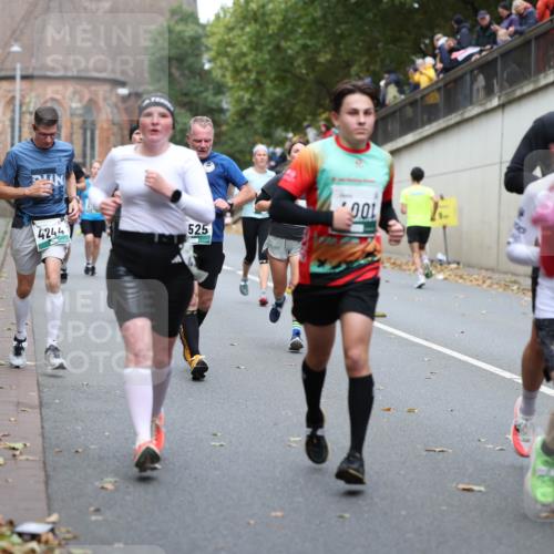 05.10.2025 - 20. swb-Marathon Bremen Michael Strokosch http://msf.ph/oto/9220881 05.10.2025 12:51:18 Laufen 4244, 525, 100, 59, 141 meine-sportfotos.de