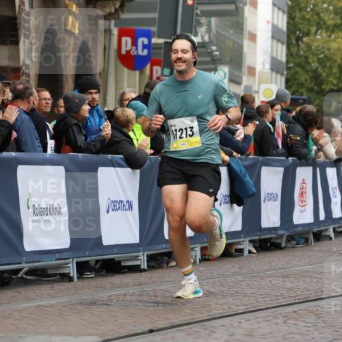 05.10.2025 - 20. swb-Marathon Bremen Strokosch-Dieckow http://msf.ph/oto/9220907 05.10.2025 10:37:16 Ziel 9565, 10704, 11213 meine-sportfotos.de
