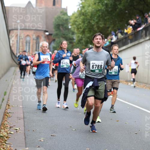 05.10.2025 - 20. swb-Marathon Bremen Michael Strokosch http://msf.ph/oto/9220915 05.10.2025 12:51:31 Laufen 5464, 304, 6788, 335 meine-sportfotos.de
