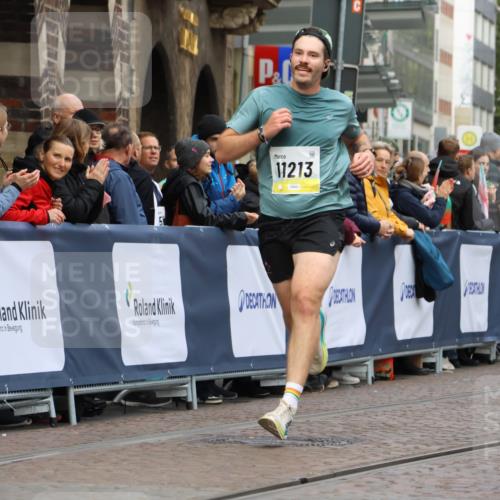 05.10.2025 - 20. swb-Marathon Bremen Strokosch-Dieckow http://msf.ph/oto/9220918 05.10.2025 10:37:16 Ziel 9565, 10704, 11213 meine-sportfotos.de