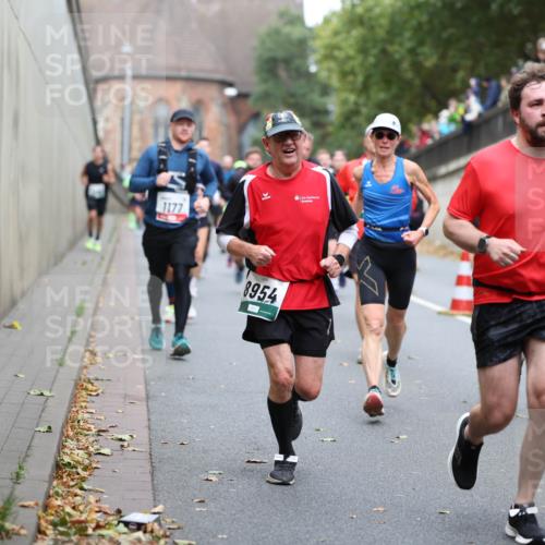 05.10.2025 - 20. swb-Marathon Bremen Michael Strokosch http://msf.ph/oto/9220929 05.10.2025 12:51:36 Laufen 1177, 8954, 23 meine-sportfotos.de