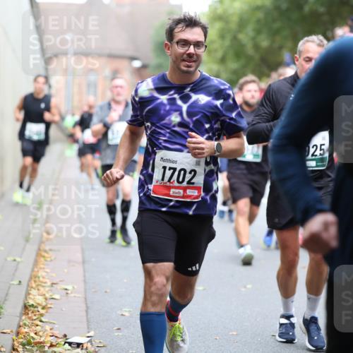05.10.2025 - 20. swb-Marathon Bremen Michael Strokosch http://msf.ph/oto/9220938 05.10.2025 12:51:40 Laufen 1702, 00985, 25, 1177 meine-sportfotos.de