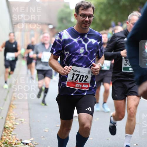 05.10.2025 - 20. swb-Marathon Bremen Michael Strokosch http://msf.ph/oto/9220939 05.10.2025 12:51:40 Laufen 1702, 00985, 30 meine-sportfotos.de