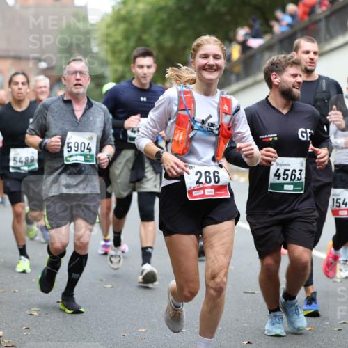 05.10.2025 - 20. swb-Marathon Bremen Michael Strokosch http://msf.ph/oto/9220942 05.10.2025 12:51:42 Laufen 5489, 5904, 266, 00525, 4563, 1545, 678 meine-sportfotos.de