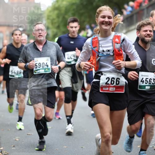 05.10.2025 - 20. swb-Marathon Bremen Michael Strokosch http://msf.ph/oto/9220944 05.10.2025 12:51:42 Laufen 5489, 5904, 266, 00525, 4563, 545 meine-sportfotos.de