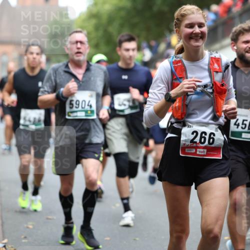05.10.2025 - 20. swb-Marathon Bremen Michael Strokosch http://msf.ph/oto/9220945 05.10.2025 12:51:42 Laufen 5904, 266, 00525, 4563, 45 meine-sportfotos.de