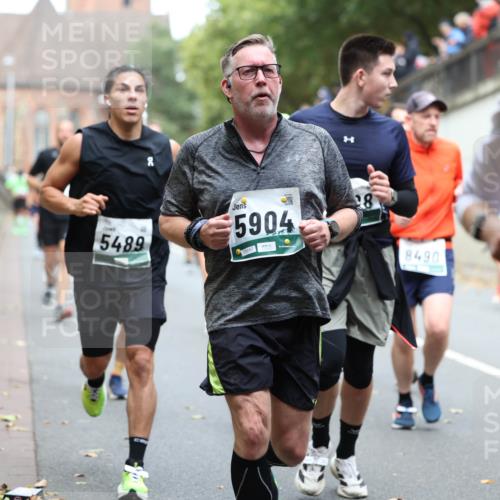 05.10.2025 - 20. swb-Marathon Bremen Michael Strokosch http://msf.ph/oto/9220946 05.10.2025 12:51:43 Laufen 5489, 5904, 05557, 28, 8490 meine-sportfotos.de
