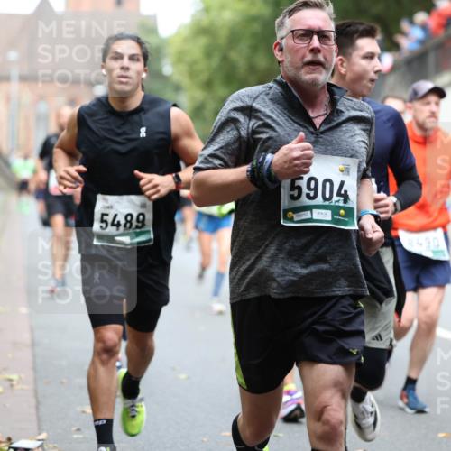 05.10.2025 - 20. swb-Marathon Bremen Michael Strokosch http://msf.ph/oto/9220947 05.10.2025 12:51:43 Laufen 5489, 5904, 05557, 8490 meine-sportfotos.de