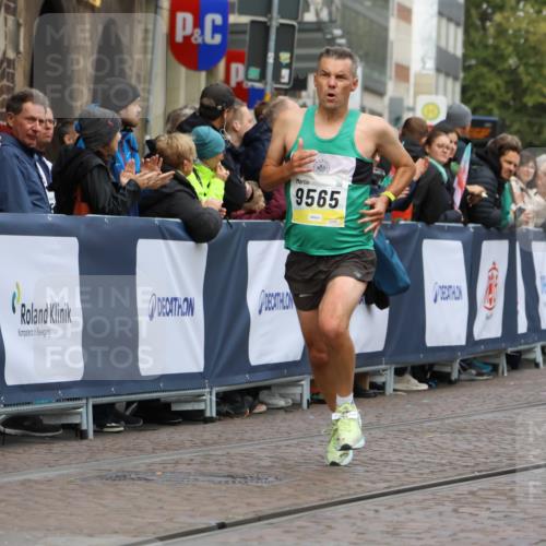 05.10.2025 - 20. swb-Marathon Bremen Strokosch-Dieckow http://msf.ph/oto/9220955 05.10.2025 10:37:19 Ziel 9565, 10704, 11213 meine-sportfotos.de