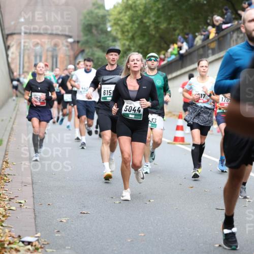 05.10.2025 - 20. swb-Marathon Bremen Michael Strokosch http://msf.ph/oto/9220962 05.10.2025 12:51:49 Laufen 615, 5044, 33, 17, 176 meine-sportfotos.de