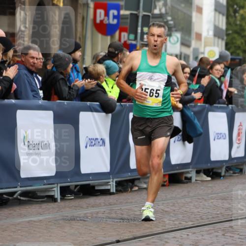 05.10.2025 - 20. swb-Marathon Bremen Strokosch-Dieckow http://msf.ph/oto/9220963 05.10.2025 10:37:19 Ziel 9565, 10704, 11213 meine-sportfotos.de