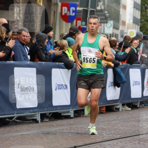 05.10.2025 - 20. swb-Marathon Bremen Strokosch-Dieckow http://msf.ph/oto/9220968 05.10.2025 10:37:19 Ziel 9565, 10704, 11213 meine-sportfotos.de