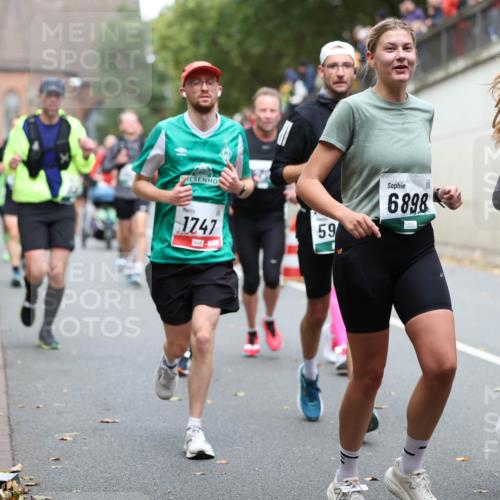 05.10.2025 - 20. swb-Marathon Bremen Michael Strokosch http://msf.ph/oto/9220980 05.10.2025 12:51:54 Laufen 1747, 59, 6898, 81, 8 meine-sportfotos.de
