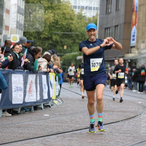 05.10.2025 - 20. swb-Marathon Bremen Strokosch-Dieckow http://msf.ph/oto/9220984 05.10.2025 10:37:21 Ziel 9565, 10358, 10704, 11021 meine-sportfotos.de