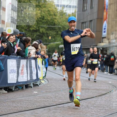 05.10.2025 - 20. swb-Marathon Bremen Strokosch-Dieckow http://msf.ph/oto/9220988 05.10.2025 10:37:21 Ziel 9565, 10358, 10704, 11021 meine-sportfotos.de