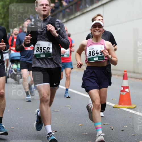 05.10.2025 - 20. swb-Marathon Bremen Michael Strokosch http://msf.ph/oto/9220994 05.10.2025 12:51:58 Laufen 04165, 46, 19, 8650, 8649 meine-sportfotos.de