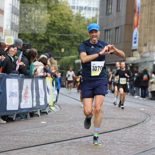05.10.2025 - 20. swb-Marathon Bremen Strokosch-Dieckow http://msf.ph/oto/9220995 05.10.2025 10:37:21 Ziel 9565, 10358, 10704, 11021 meine-sportfotos.de