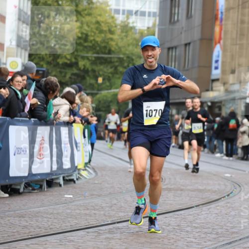 05.10.2025 - 20. swb-Marathon Bremen Strokosch-Dieckow http://msf.ph/oto/9220998 05.10.2025 10:37:21 Ziel 9565, 10358, 10704, 11021 meine-sportfotos.de