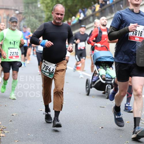 05.10.2025 - 20. swb-Marathon Bremen Michael Strokosch http://msf.ph/oto/9221000 05.10.2025 12:52:00 Laufen 2270, 7943, 1816 meine-sportfotos.de