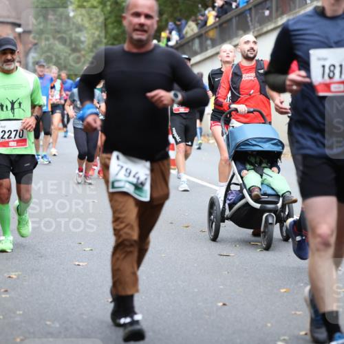 05.10.2025 - 20. swb-Marathon Bremen Michael Strokosch http://msf.ph/oto/9221001 05.10.2025 12:52:00 Laufen 7785, 2270, 794, 1816 meine-sportfotos.de