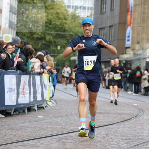 05.10.2025 - 20. swb-Marathon Bremen Strokosch-Dieckow http://msf.ph/oto/9221003 05.10.2025 10:37:21 Ziel 9565, 10358, 10704, 11021 meine-sportfotos.de