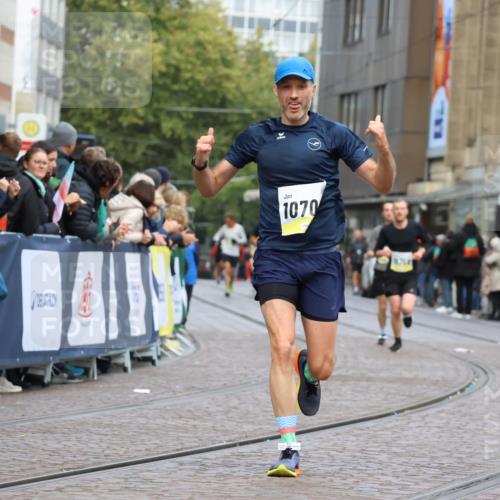 05.10.2025 - 20. swb-Marathon Bremen Strokosch-Dieckow http://msf.ph/oto/9221012 05.10.2025 10:37:21 Ziel 9565, 10358, 10704, 11021 meine-sportfotos.de