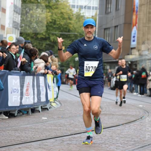 05.10.2025 - 20. swb-Marathon Bremen Strokosch-Dieckow http://msf.ph/oto/9221015 05.10.2025 10:37:21 Ziel 9565, 10358, 10704, 11021 meine-sportfotos.de