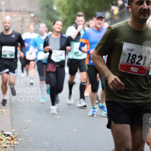 05.10.2025 - 20. swb-Marathon Bremen Michael Strokosch http://msf.ph/oto/9221016 05.10.2025 12:52:05 Laufen 1821, 913 meine-sportfotos.de
