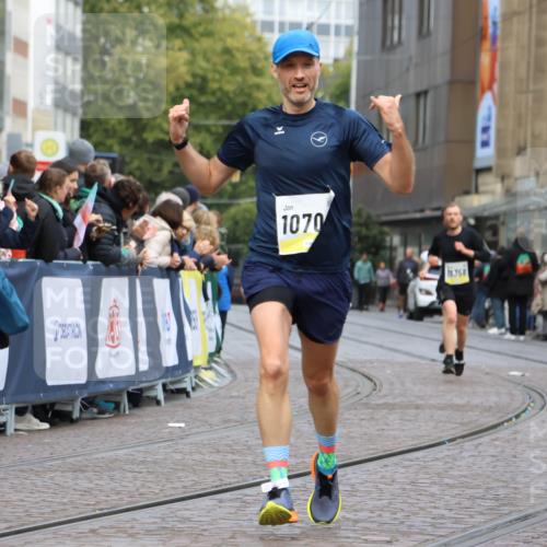 05.10.2025 - 20. swb-Marathon Bremen Strokosch-Dieckow http://msf.ph/oto/9221018 05.10.2025 10:37:22 Ziel 9565, 9586, 10358, 10704, 11021 meine-sportfotos.de