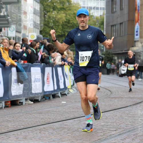 05.10.2025 - 20. swb-Marathon Bremen Strokosch-Dieckow http://msf.ph/oto/9221028 05.10.2025 10:37:22 Ziel 9565, 9586, 10358, 10704, 11021 meine-sportfotos.de