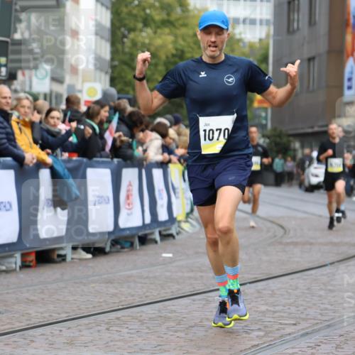 05.10.2025 - 20. swb-Marathon Bremen Strokosch-Dieckow http://msf.ph/oto/9221030 05.10.2025 10:37:22 Ziel 9565, 9586, 10358, 10704, 11021 meine-sportfotos.de