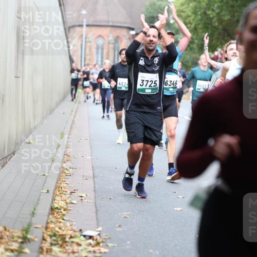 05.10.2025 - 20. swb-Marathon Bremen Michael Strokosch http://msf.ph/oto/9221032 05.10.2025 12:52:10 Laufen 4524, 3725, 6345, 6669 meine-sportfotos.de